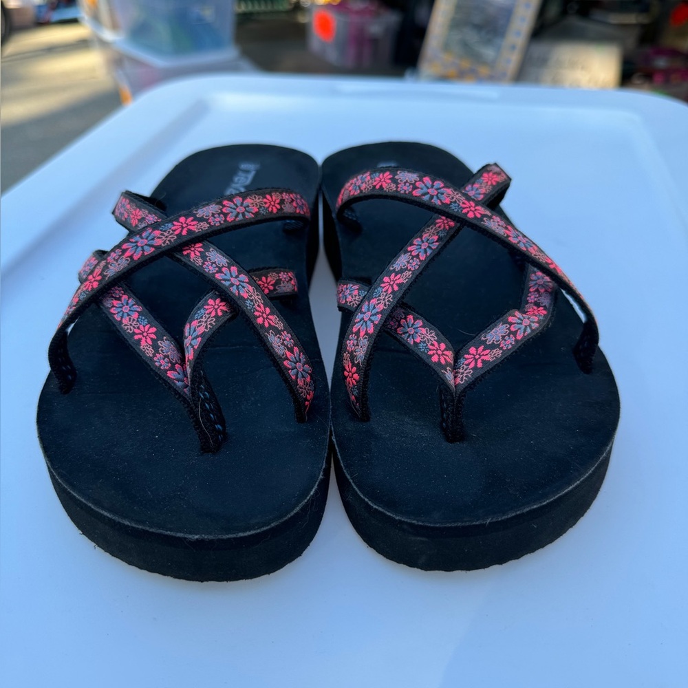 Teva Floral Strap Black Flip Sandals - Pink Accent size 7 very good condition